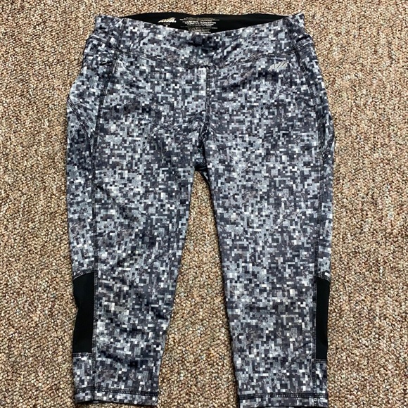 Avia capris length blk gray yoga pants - Size medium - Picture 2 of 14